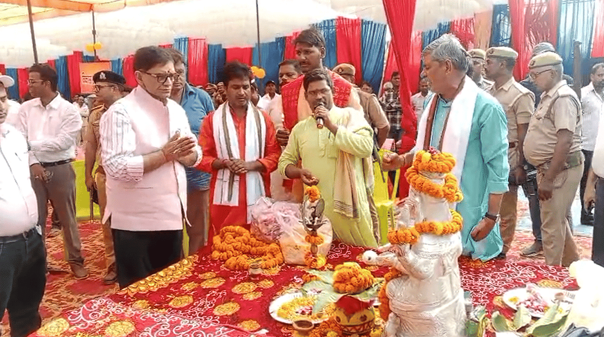 In Ballia 82 couples tied the knot the District Magistrate showered flowers upon them and blessed them with