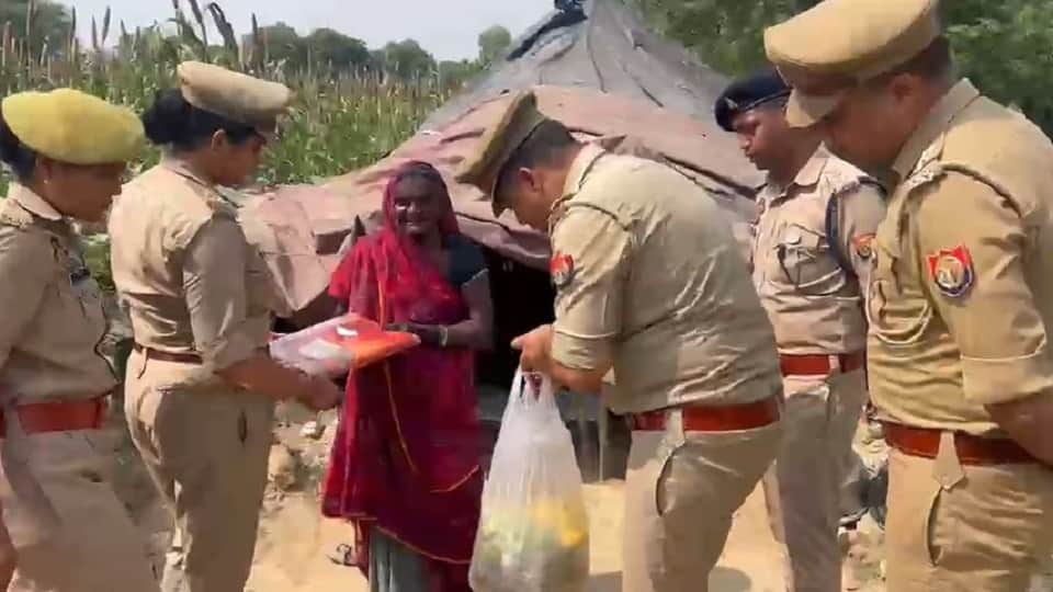 Police helped an elderly woman under Phase 6 of Mission Shakti campaign in Agra
