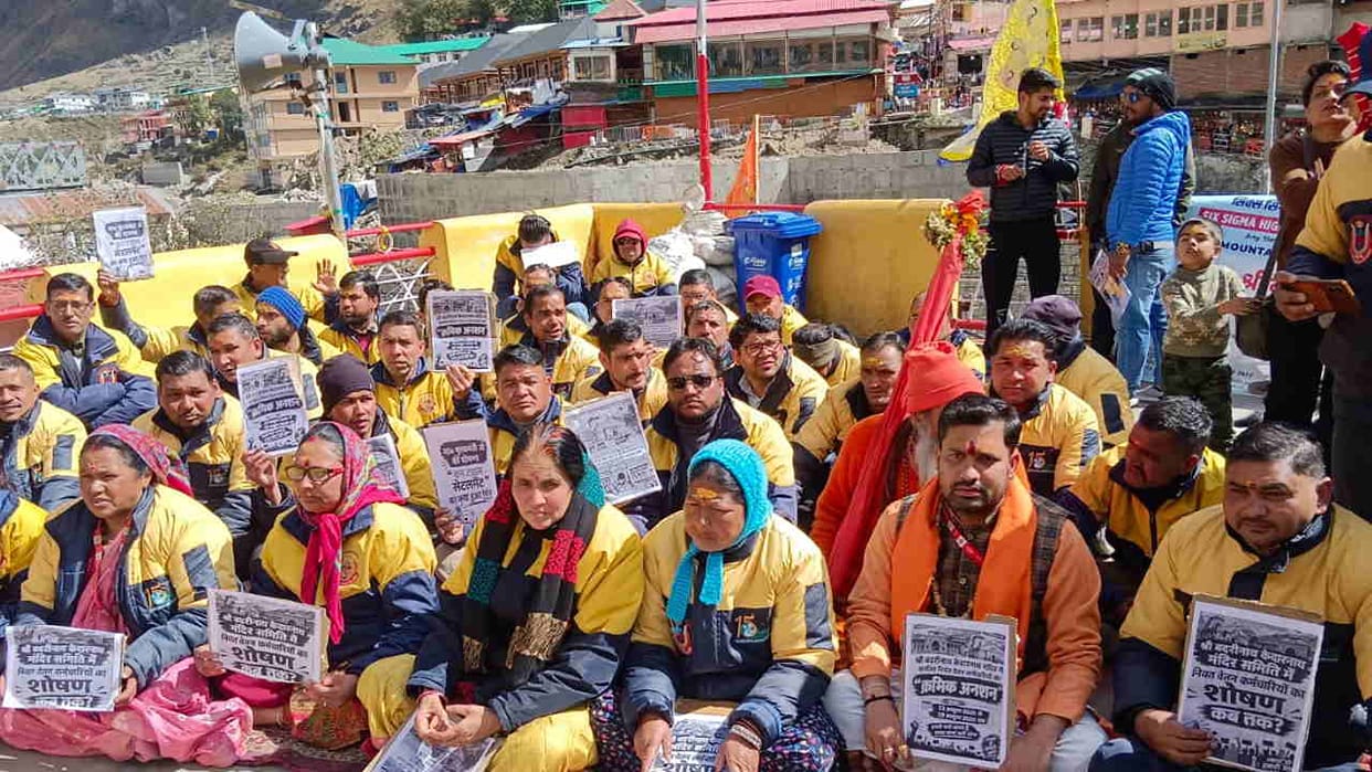 Badrinath dham employees stage protest over various demands and pending issues chamoli news