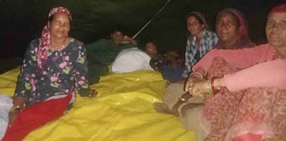 टेंट में रहने को मजबूर लोग
