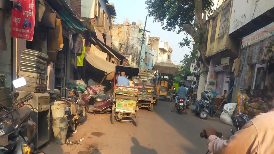 Encroachment Chokes Agra’s Chhipitola–Bijli Ghar Road, Triggering Daily Traffic Jams