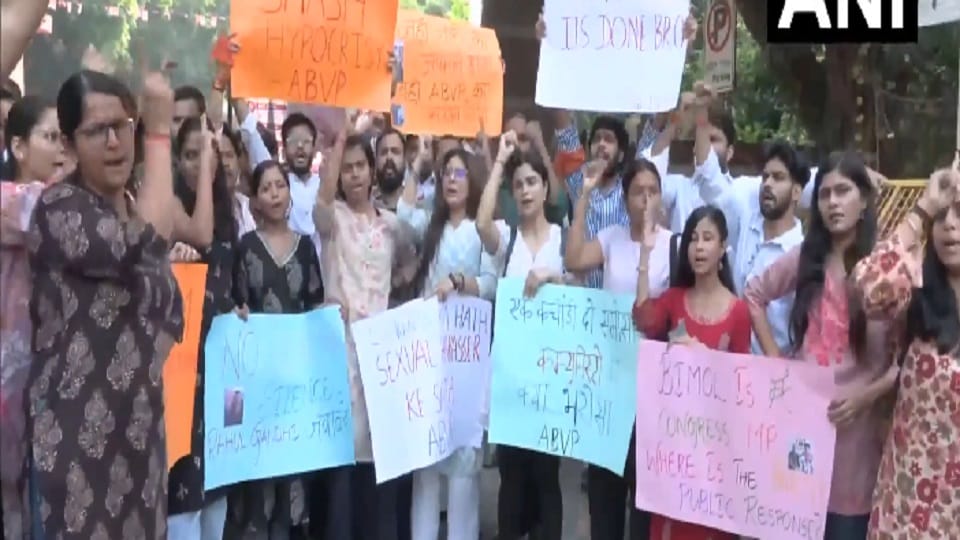 Case of harassment of students at JNU ABVP protests against accused MP Bimol in Delhi