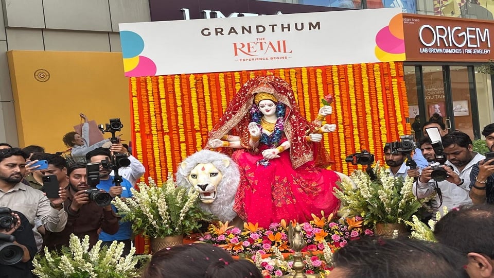 ग्रैंडथम में सजा मां का दरबार: नवरात्र पर मंत्रोच्चार के साथ प्रतिमा स्थापित, कई ब्रांड्स ने शुरू किया कारोबार