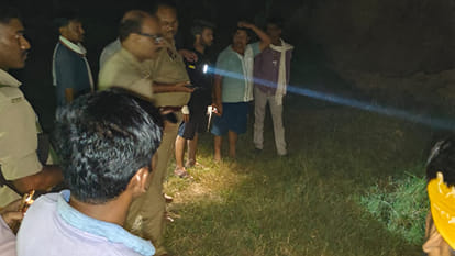 घटनास्थल पर मौजूद पुलिस व ग्रामीण