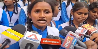 शिक्षकों पर गंभीर आरोप लगा फिर कलेक्ट्रेट पहुंचीं छात्राएं