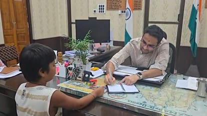 जिलाधिकारी मधुसूदन हुल्गी ने बच्ची से बातचीत की