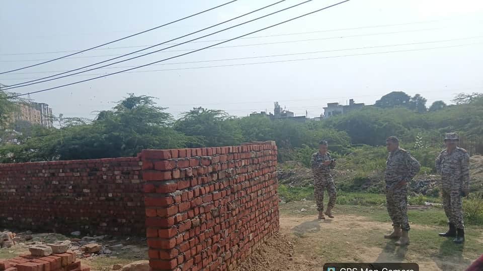 Agra Civic Body Demolishes Wall Over Alleged Encroachment on Government Land in Babarpur