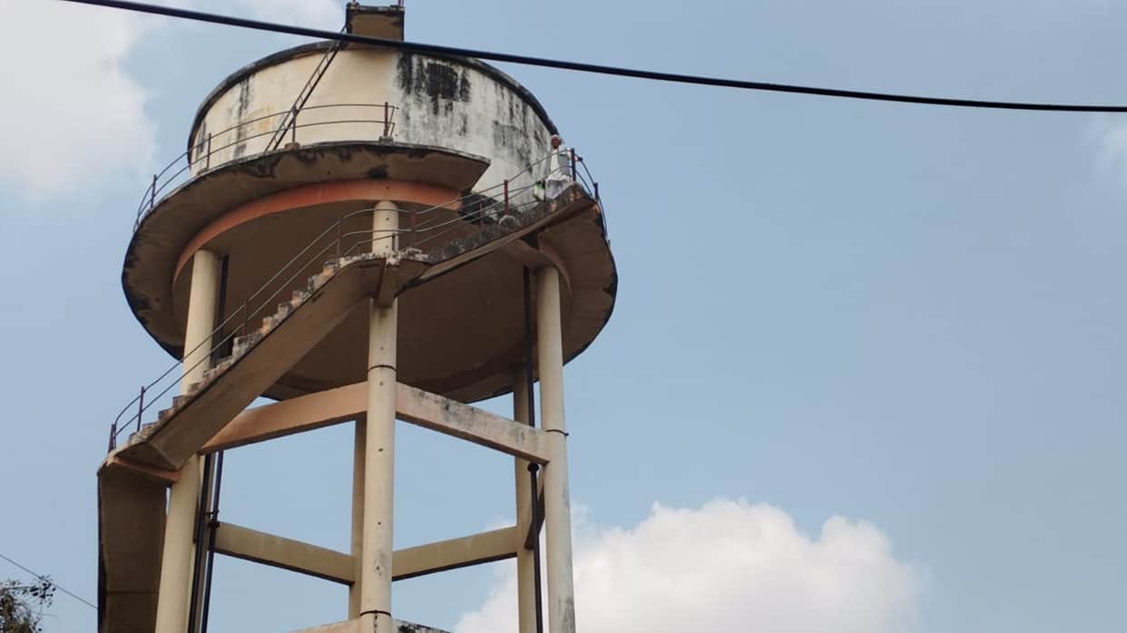 Kannauj Strongmen occupy village access road for 13 years 77 year old man climbs water tank
