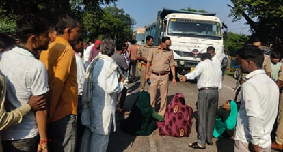 झांसी-मिर्जापुर हाईवे पर किसानों ने लगाया जाम