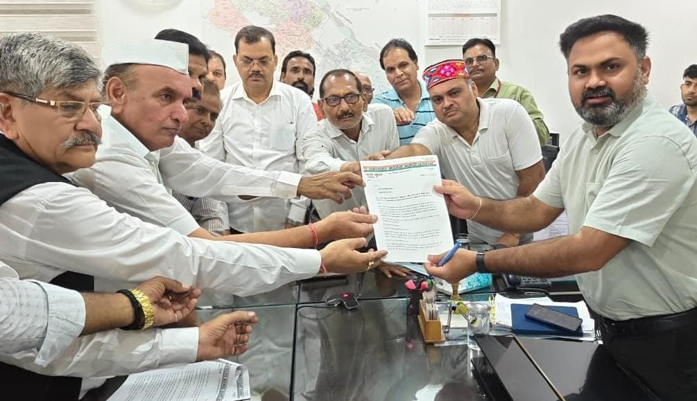 Kanpur Congress submits memorandum to DM raises concerns over pothole ridden roads and traffic congestion