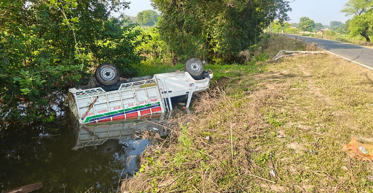 Jalaun Loader first hit electricity pole then overturned into ditch driver injured after trapped inside