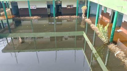 स्कूल में भरा गंदा पानी