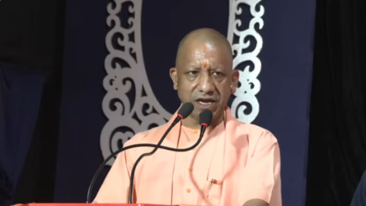 काशी में सीएम योगी का संदेश: धन के लिए धर्म नहीं त्यागेंगे, युद्ध छिड़ा तो बम-गोले भी दागेंगे