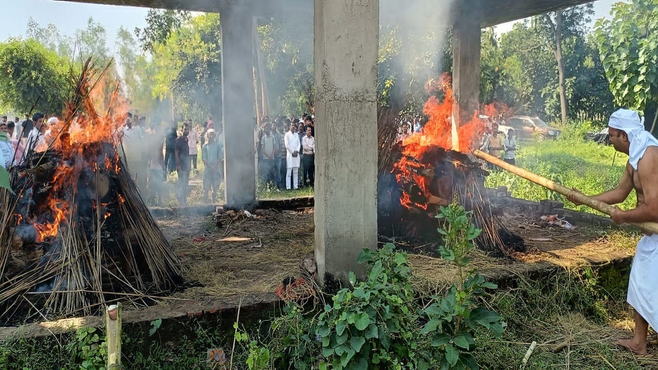 तिहरा हत्याकांड: मृतक दोनों भाइयों का हुआ अंतिम संस्कार