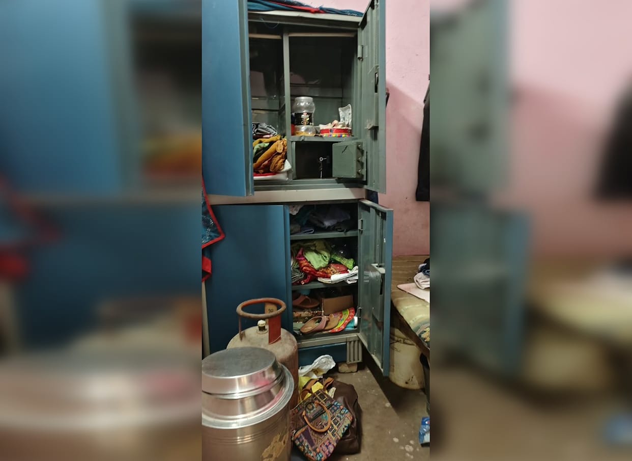 Jewelry and cash stolen after breaking the lock of a locked house in Bhadohi