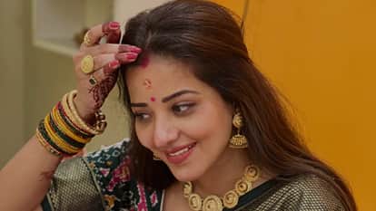 Bhojpuri Actress monalisa aka Antara Biswas shares her photos in Traditional Look with Motivational Caption