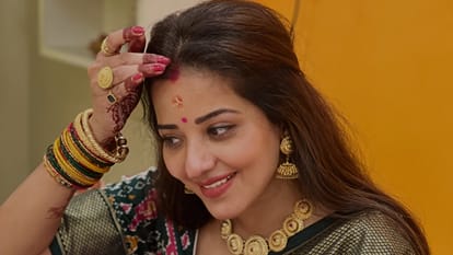 Bhojpuri Actress monalisa aka Antara Biswas shares her photos in Traditional Look with Motivational Caption
