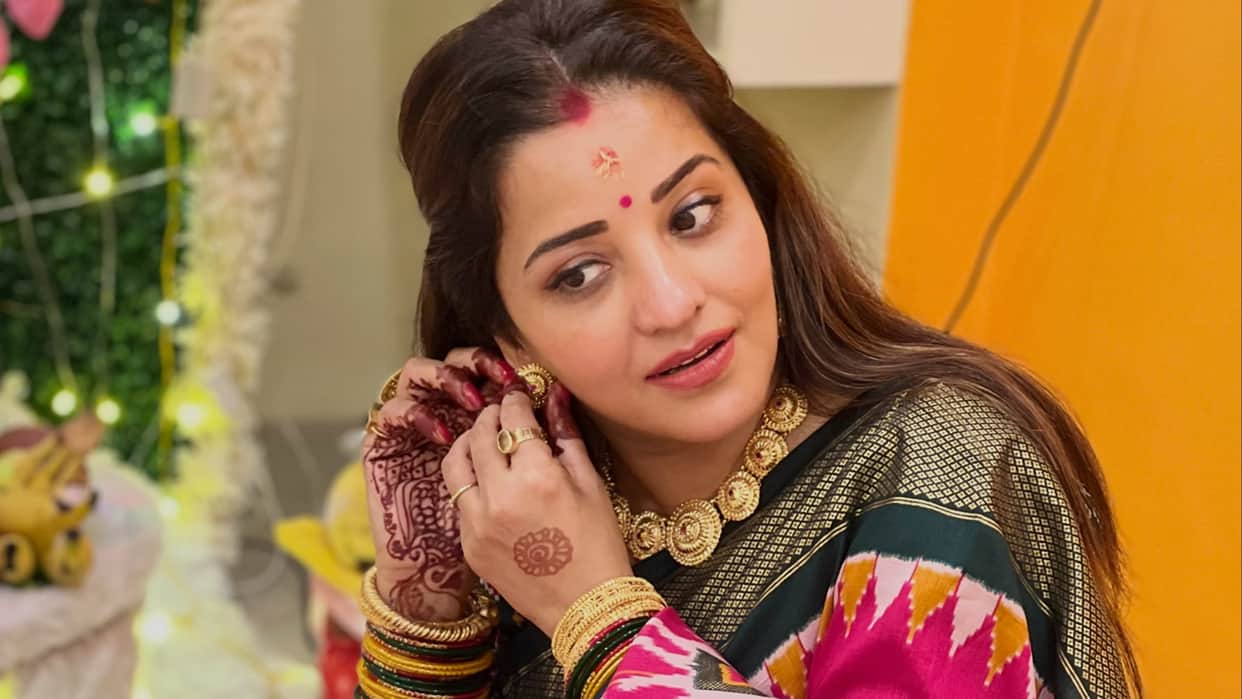 Bhojpuri Actress monalisa aka Antara Biswas shares her photos in Traditional Look with Motivational Caption