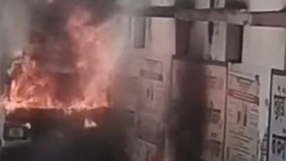 धू धू कर जली स्कूल वैन