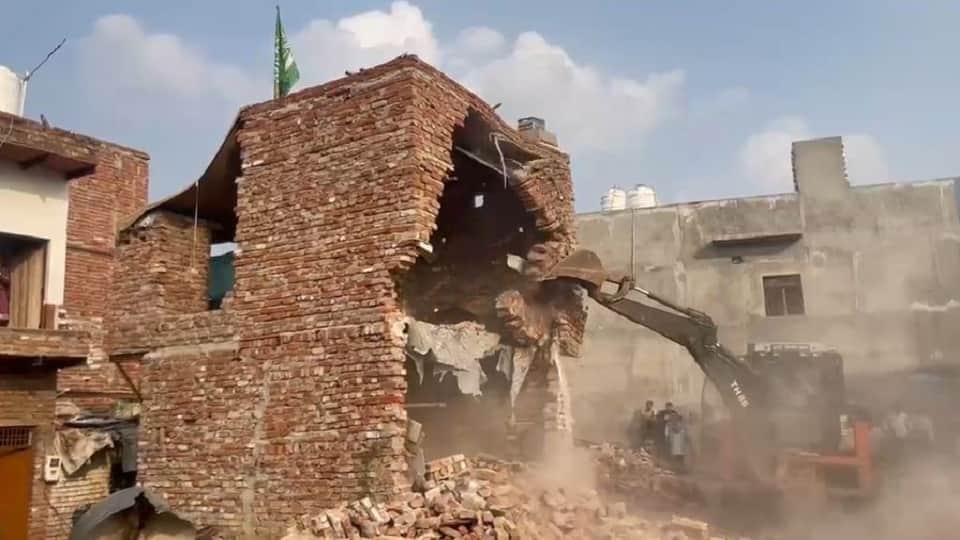Municipal Corporation demolished five permanent houses in Agra