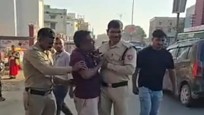निजी बैंक के उत्पीड़न से परेशान टैक्सी चालक ने किया आत्मदाह का प्रयास