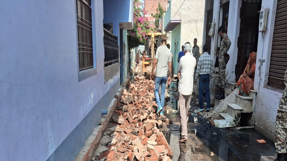 Agra Civic Body Demolishes Substandard Drain Work in Shyam Nagar