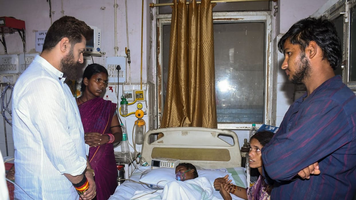 Bihar: Chirag Paswan met the families of the children who died in the boat accident in vaishali