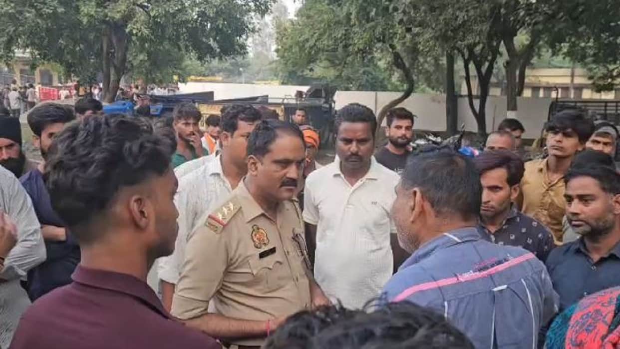 Tractor driver dies in accident angry porters lock the market gate in Tilhar Shahjahanpur