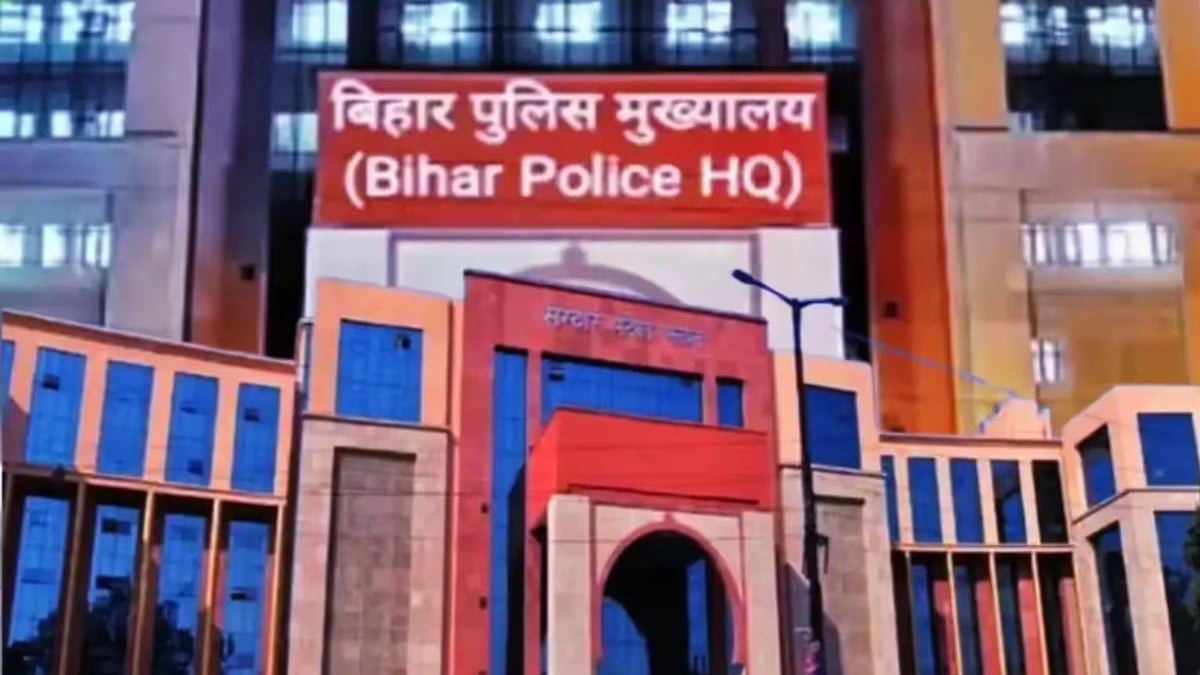 बिहार: परिवार और बेटी से मिलने की मांग को लेकर पुलिस मुख्यालय पहुंचीं आईपीएस की पत्नी, डीजीपी से की मुलाकात