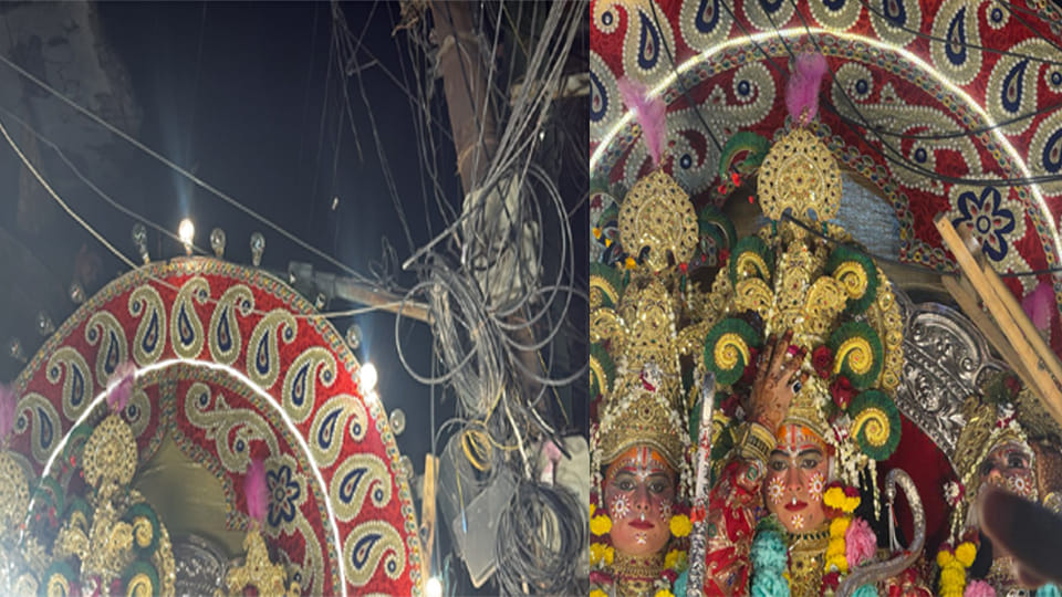 Electric current surges through Shobha Yatra chariot of Shri Ram Leela Society; major accident is averted