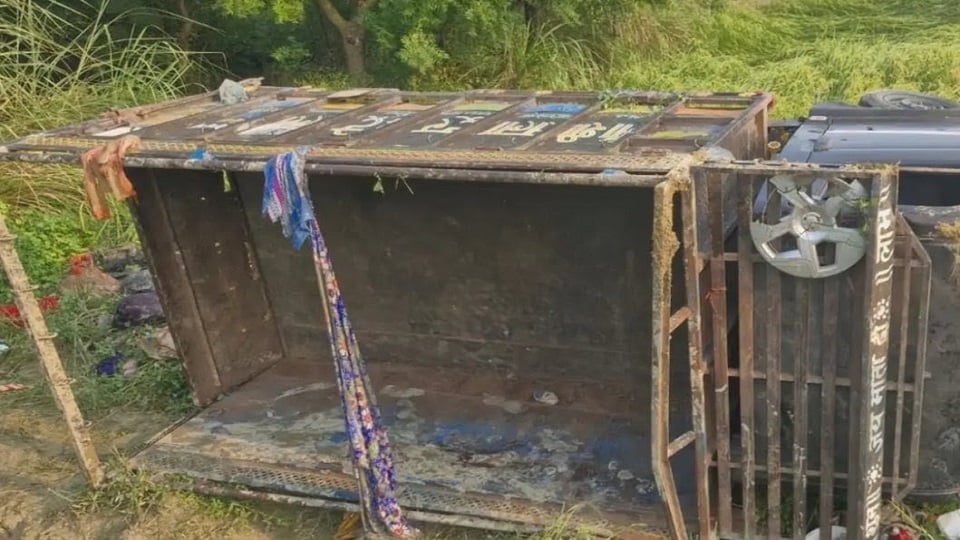 एटा: अनियंत्रित होकर सड़क किनारे खंदी में पलटा लोडर, मची चीख-पुकार; 20 लोग घायल