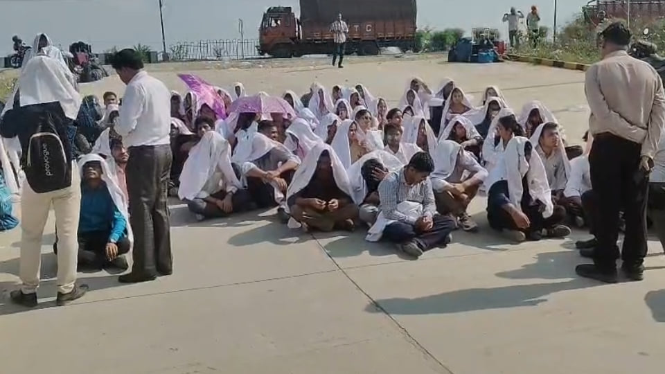 कानपुर देहात: प्राचार्य पर मारपीट का आरोप, इस्तीफे की मांग कर मेडिकल छात्र सड़क पर उतरे, मुख्य गेट पर धरना
