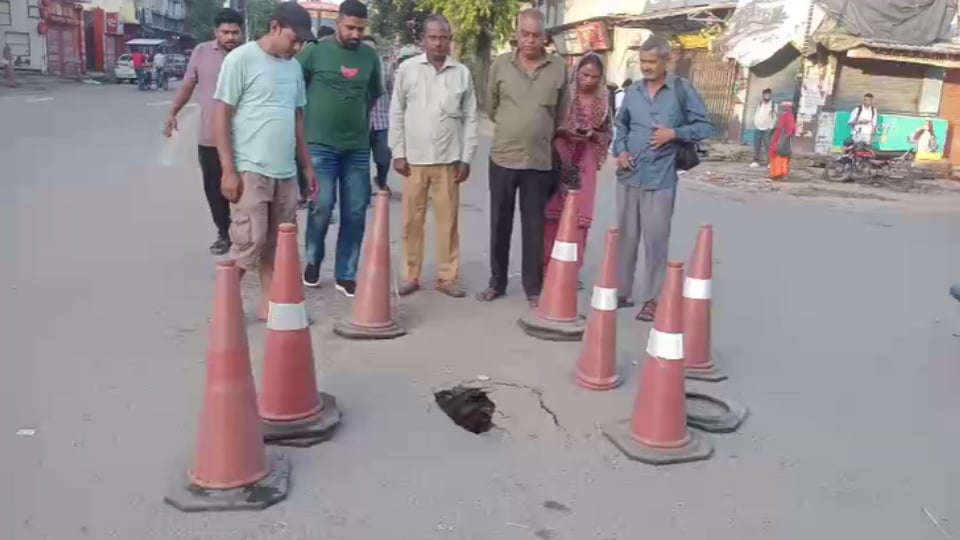 बिजनौर: धामपुर में बिना बारिश धंस गया स्टेट हाईवे, नगीना चौराहे पर बना गहरा गड्ढा, बाल-बाल बचा लोडेड डंपर
