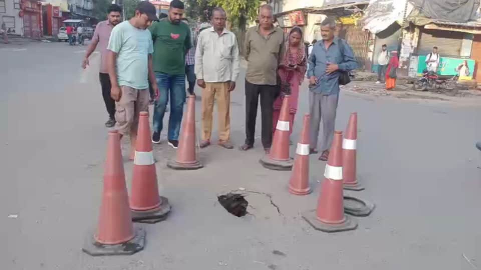 Bijnor News: State Highway Caves In at Dhampur's Nagina Crossing, Locals Prevent Loaded Dumper Accident