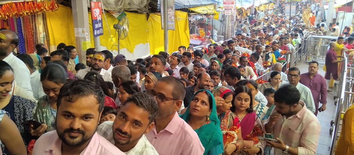 A massive surge of devotion at Vindhyachal Dham on fourth day of Navratri