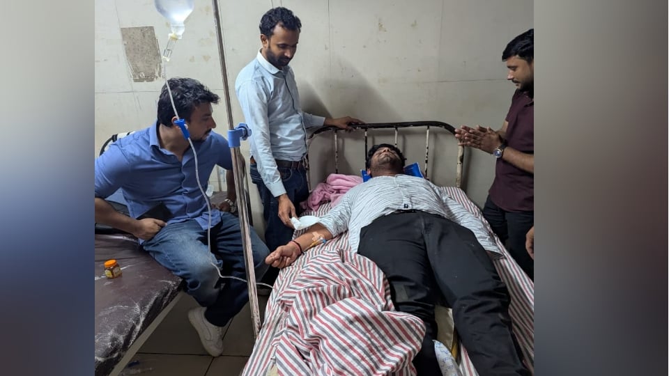 Meerut: Several doctors at a medical college attacked by honeybees; Dr. Dinesh Rana, stung 300 times