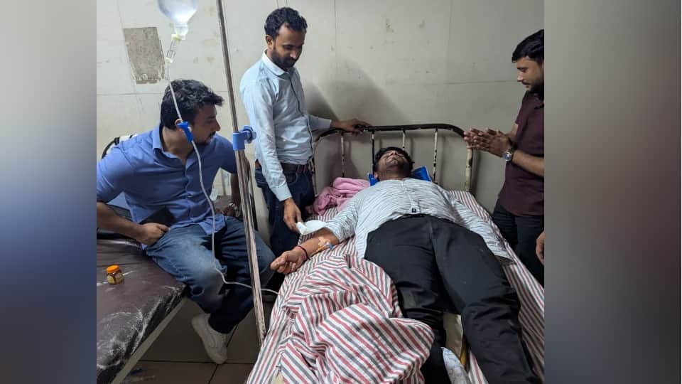Meerut: Several doctors at a medical college attacked by honeybees; Dr. Dinesh Rana, stung 300 times