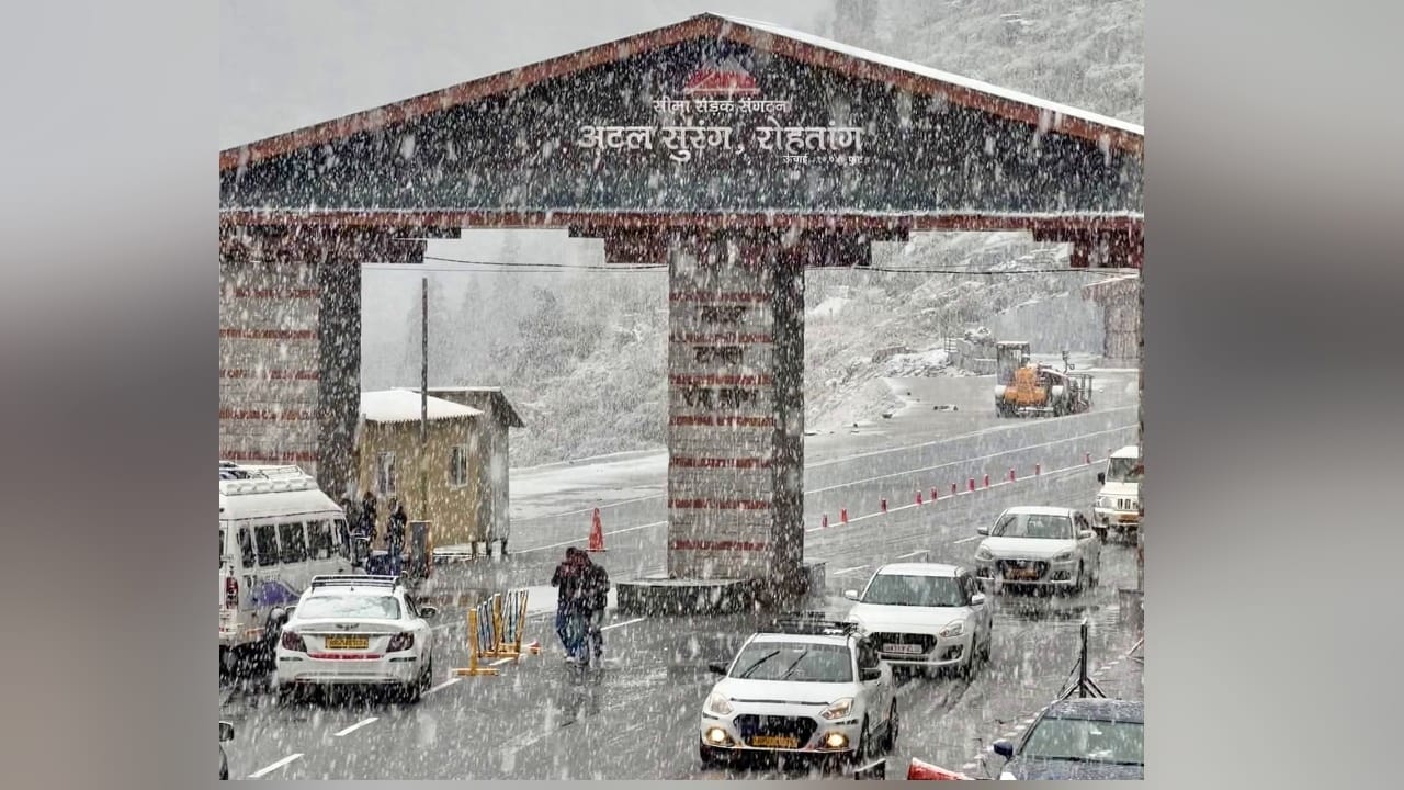 snowfall pics : High-altitude areas of Himachal draped in a white blanket; Manali Leh and Atal Tunnel routes c