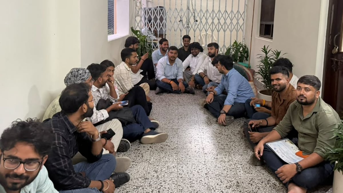 बीएचयू: 18 दिन के आंदोलन के बाद कुलपति कार्यालय पर तालाबंदी, एबीवीपी ने कहा- छात्रों को गुमराह कर रहा प्रशासन