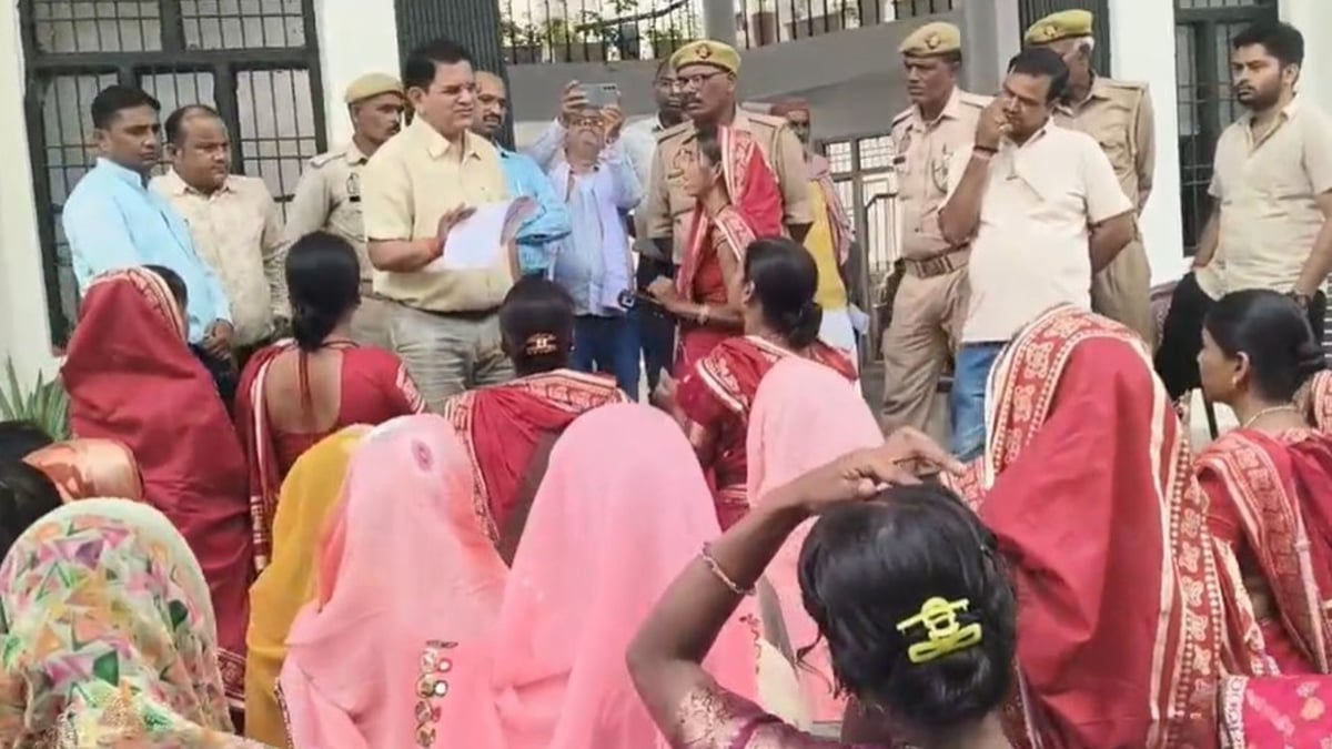 यूपी: बैंक से मिले डिवाइस नहीं बदले गए, बीसी सखियों ने विकास भवन में किया प्रदर्शन; कहा- काम नहीं कर रही मशीन
