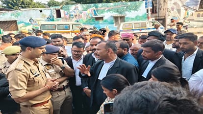 डिग्री कॉलेज कर्मचारी की हत्या के बाद जुटी भीड़।