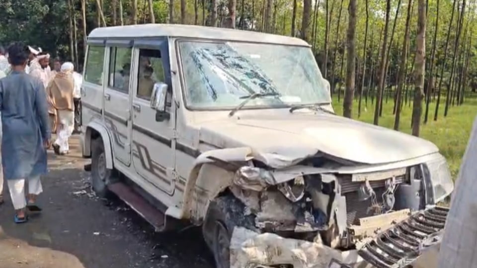 हादसे में क्षतिग्रस्त बोलेरो