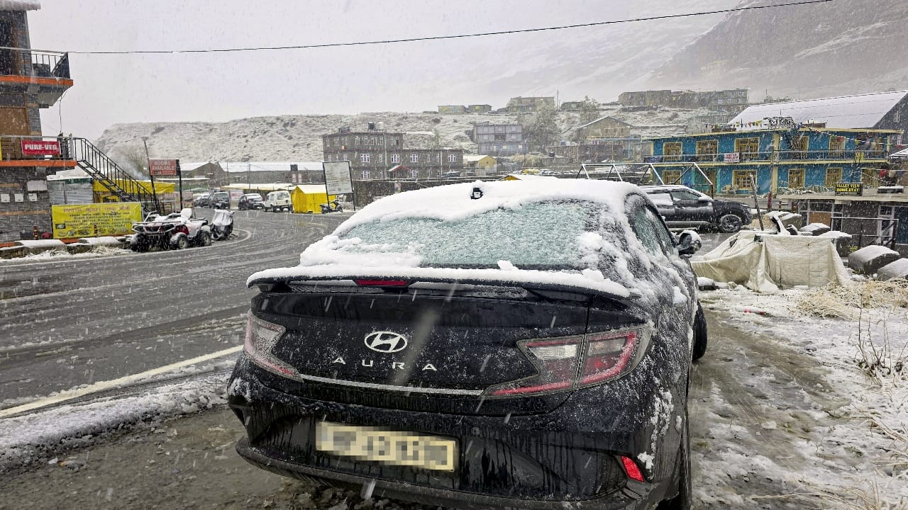 snowfall pics : High-altitude areas of Himachal draped in a white blanket; Manali Leh and Atal Tunnel routes c