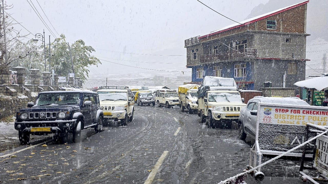 snowfall pics : High-altitude areas of Himachal draped in a white blanket; Manali Leh and Atal Tunnel routes c