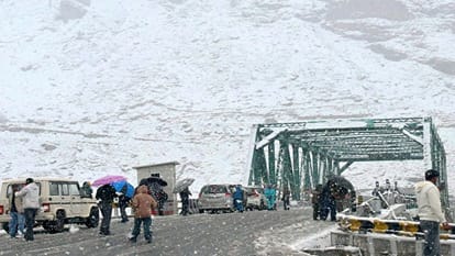 UP: Western disturbances will cause rain and winds in these districts today; snowfall in the mountains will ca