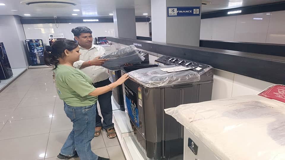 Hathras Electronics Market Beats Online With Low Price Offers