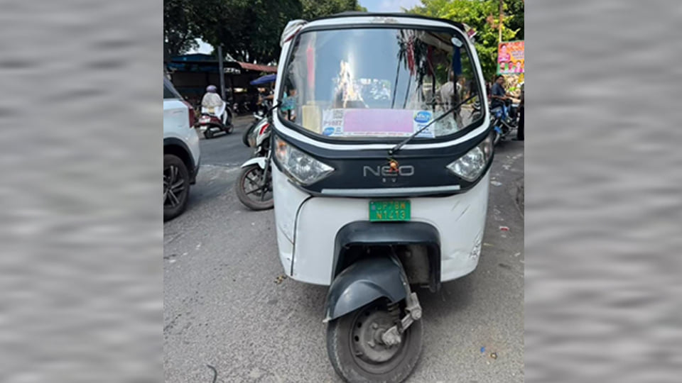 कानपुर: मोतीझील में बाइक सवार को बचाने में पलटा सवारियों से भरा ऑटो, चार लोग घायल