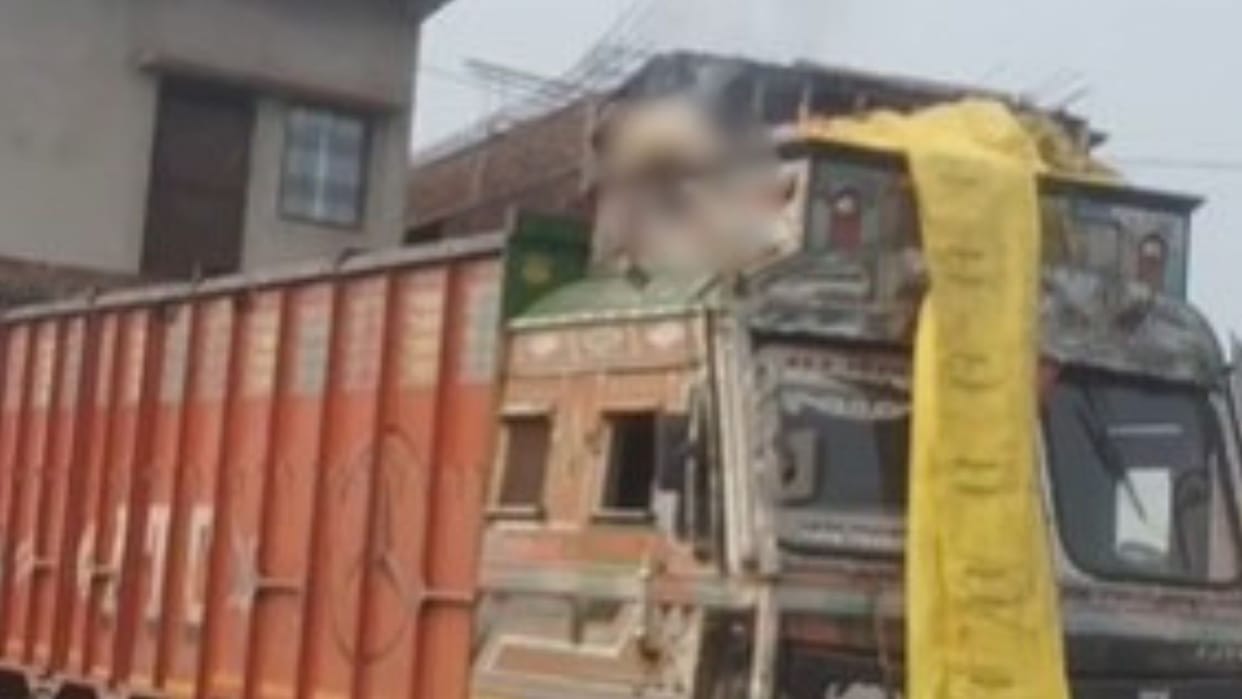 Sonbhadra truck helper died electric shock adjusting tarpaulin atop truck entire body scorched