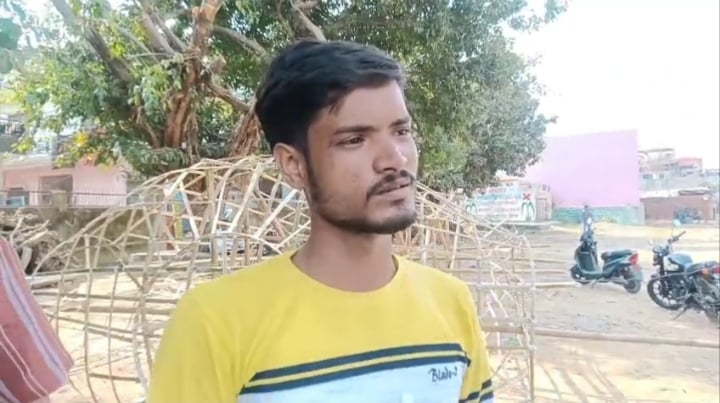 औरैया: रामलीला मैदान में तैयार हो रहा है 60 फीट का रावण, मुस्लिम कारीगर बना रहे हैं पुतला, जानिए क्या है खास