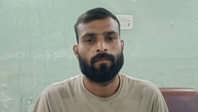 जालौन: होटल में खाना परोस रहा वेटर बना सिपाही, रिजल्ट देख चौंके पवन राजावत, पूरी की ड्यूटी…फिर छोड़ी नौकरी